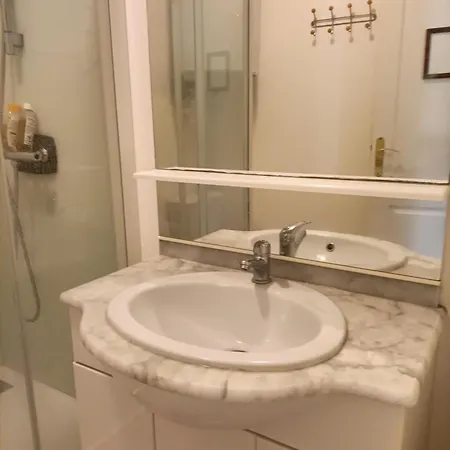 Le Cheval Blanc La Chartre Sur Le Loir Appartement Buitenkant foto